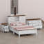 Ensemble 3 pièces Modern Farmhouse comprenant une tête de lit avec ports de charge, table de chevet et commode-1789501836