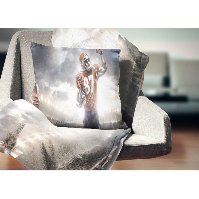 American Footballer on Stadium - Coussin imprimé sport, 16 po x 1 po, Coussin décoratif