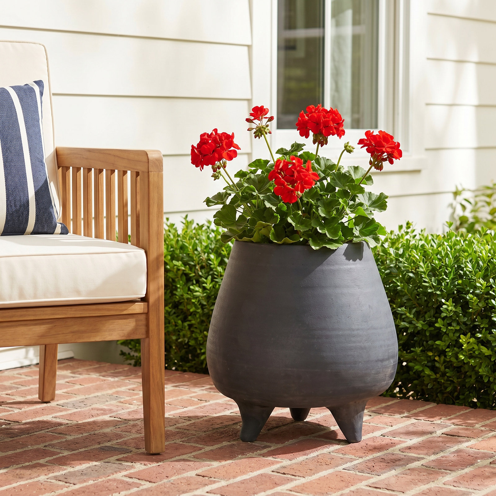 Heydan 7" Urn Planter, 6.75" H x 6.5" W x 6.5" D