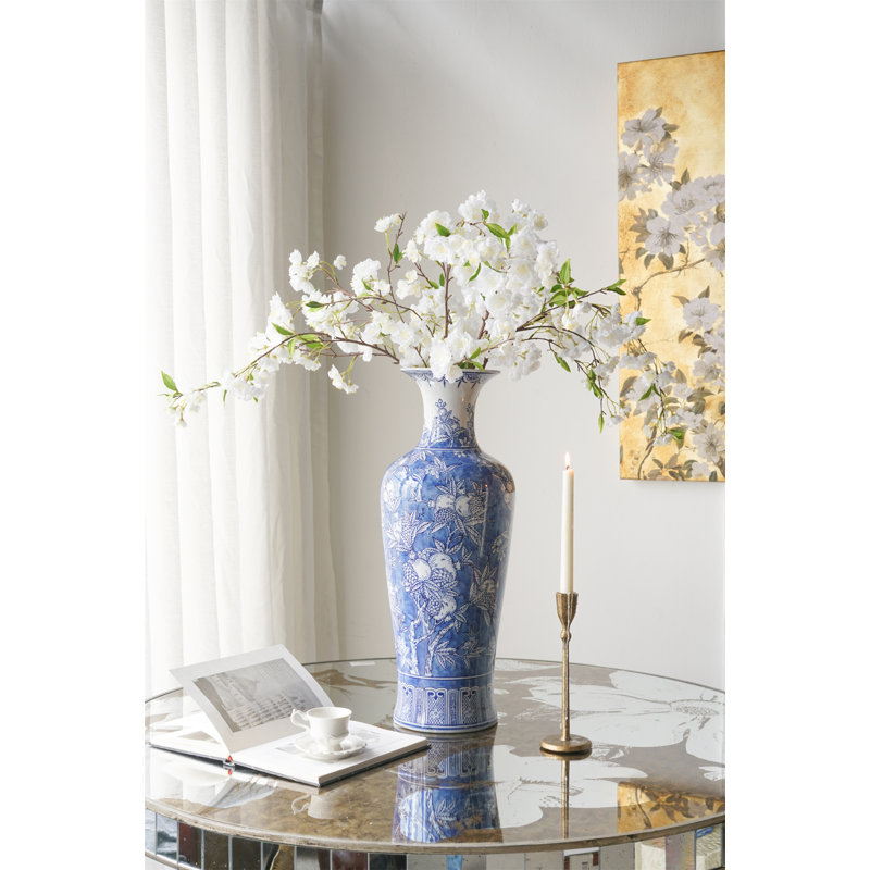 Vase en porcelaine bleue et blanche D9,1 x 24,4 po