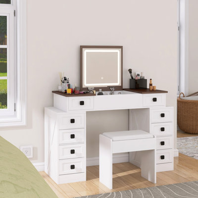 Bureau de meuble-lavabo avec DEL à intensité variable et options de rangement spacieuses. 10 tiroirs, blanc et noyer. Miroir rabattable pour économiser de l'espace. Tabouret relaxant et confortable avec table de maquillage éclairée et grand rangement. Conservation.