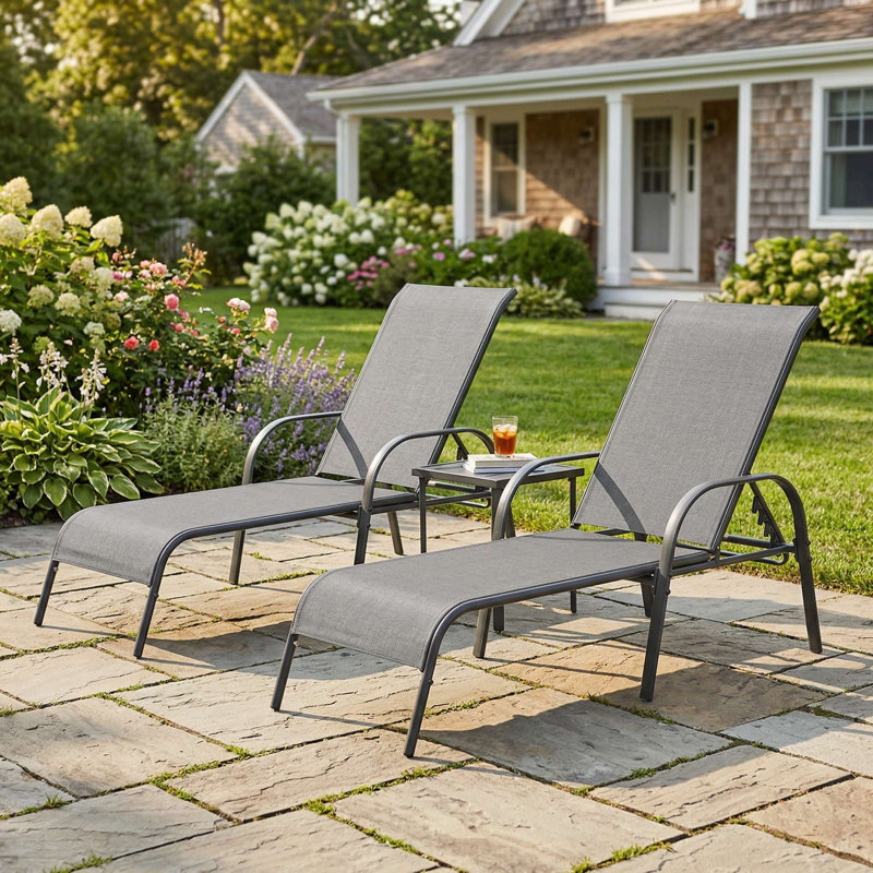 Ensemble de 2 chaises longues d'extérieur en tissu respirant toutes saisons, fonction inclinable réglable et accoudoirs rembourrés confortables, structure en métal antirouille avec patins anti-rayures
