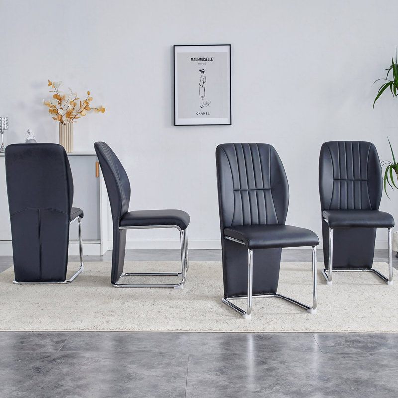 Un ensemble de 4 chaises, un ensemble de chaises noires, des sièges à dossier haut en polyuréthane et des pieds robustes