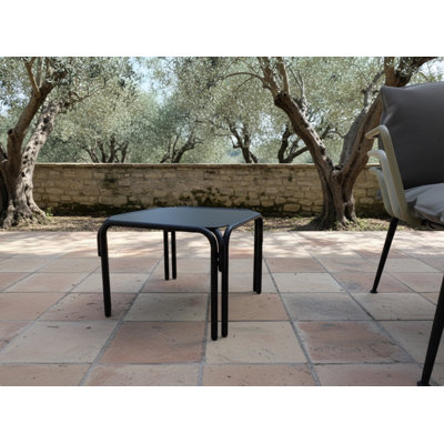 Table basse d'extérieur et d'intérieur moderne en aluminium Tembel pour environnements polyvalents et espaces transitionnels
