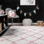 Tapis performance blanc / rose à poils longs et motif à treillis Cuanaic-1602497393