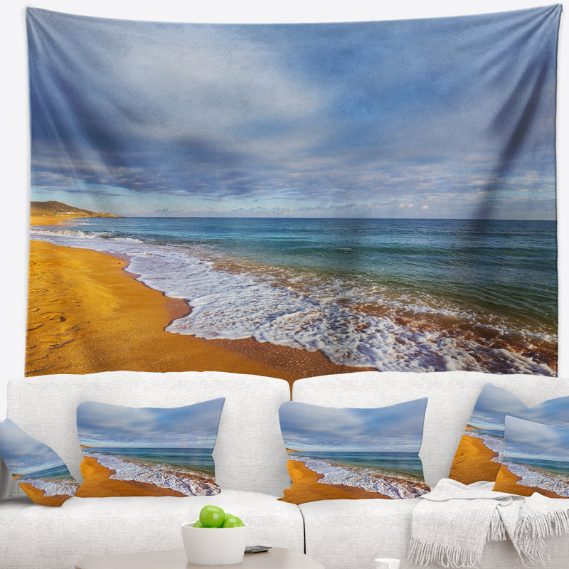 Tapisserie sombre plage sous un ciel nuageux, H 32 po x l 39 po
