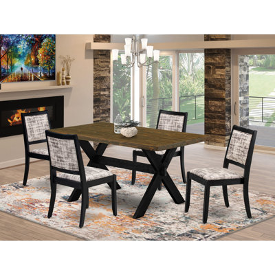 Cet ensemble de cuisine 5 pièces comprend une table à manger avec plateau de style jacobéen vieilli et 4 chaises empilables revêtues d'un tissu polyester à motifs blancs et gris et finition noire brossée.
