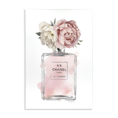 Bouteilles de parfum rétro en fleurs roses
