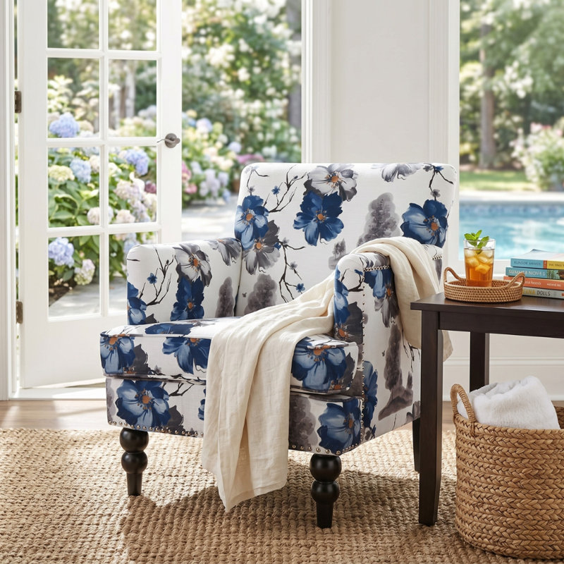 Fauteuil contemporain Lofties en polyester avec structure en bois de bouleau massif, coussins moelleux, garniture cloutée et détails capitonnés en losanges.
