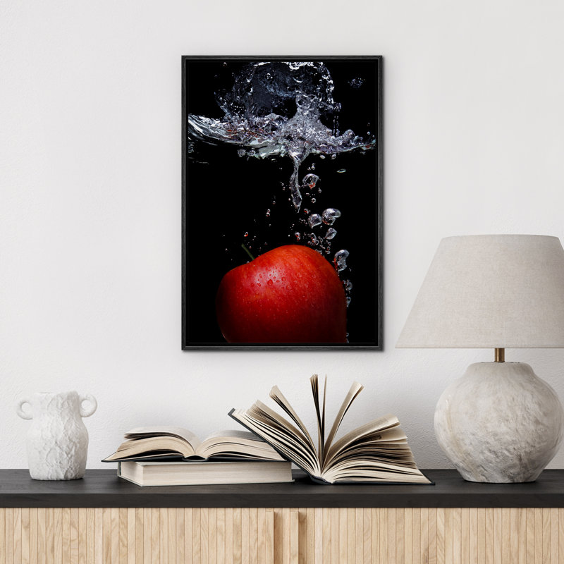 Pomme rouge vif dans l'eau sur toile, H 36 po x l 24 po x P 1,5 po, Cadre flottant noir