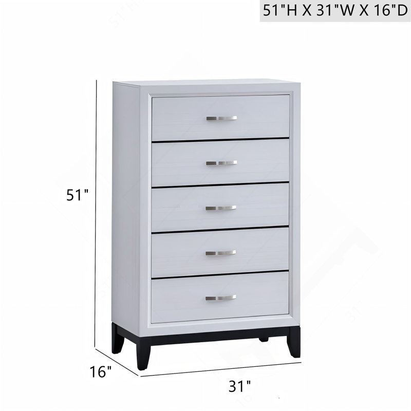 La commode et la commode avec une finition en bois et des poignées métalliques minces maximisent l'espace vertical pour le rangement dans la chambre à coucher moderne