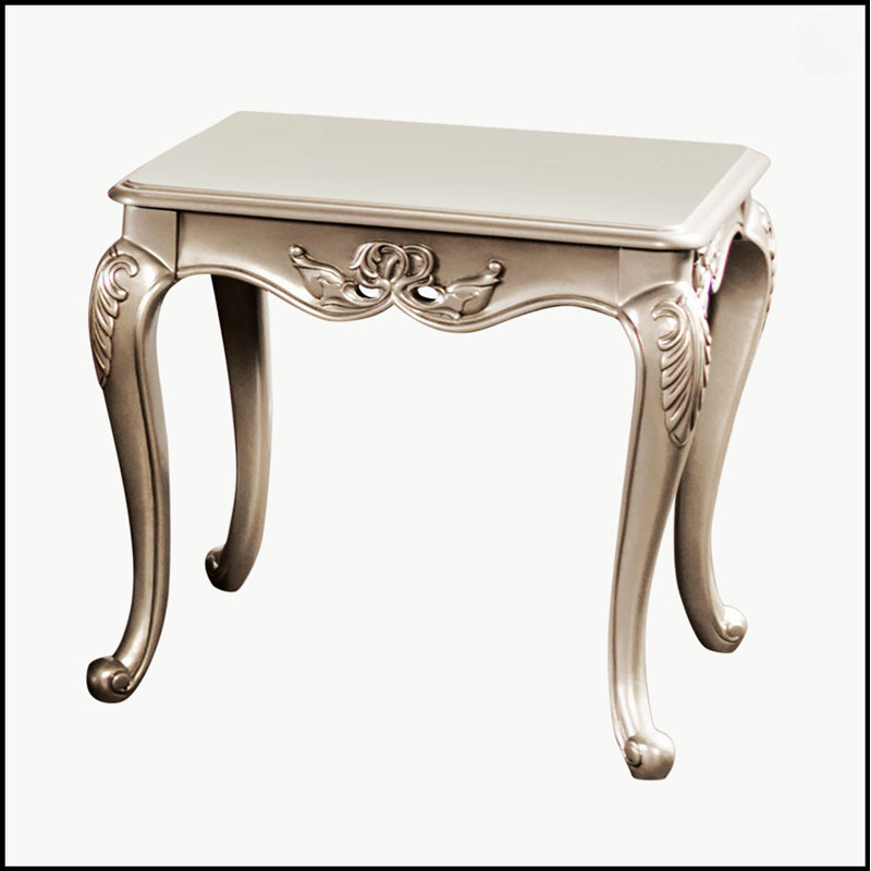 Table de bout de style traditionnel avec pieds courbés, détails sculptés et détails dorés pour des espaces de vie élégants