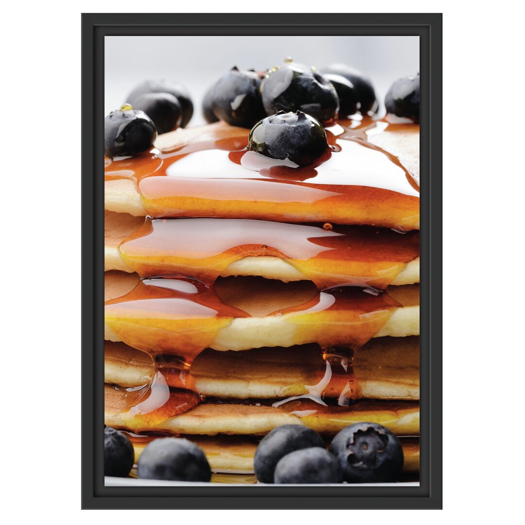 Gerahmtes Wandbild Pancakes mit Sirup und Blaubeeren