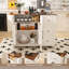 Îlot de cuisine blanc avec table rabattable et abattant, bar à roulettes mobile sur roulettes, trois tiroirs spacieux, armoires dissimulées, tablettes réglables pour le plateau en bois