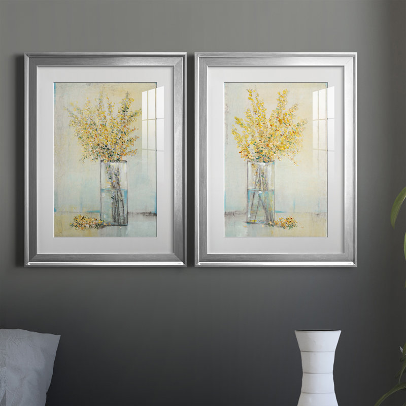«Yellow Spray In Vase I», reproduction encadrée de qualité supérieure - prête à être accrochée, Cadre argenté