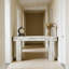 Table de canapé en bois de style champêtre avec charme rustique, bois d'ingénierie durable et utilisation polyvalente pour la décoration intérieure.
