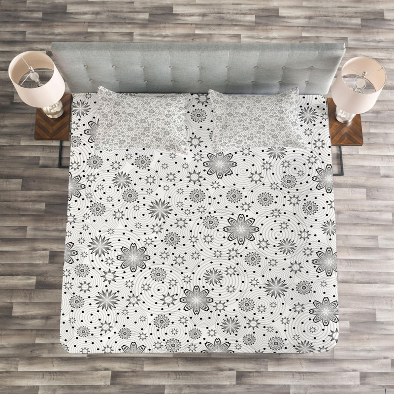 Farmhouse / Country Floral Coverlet, Queen Coverlet + 2 Shams