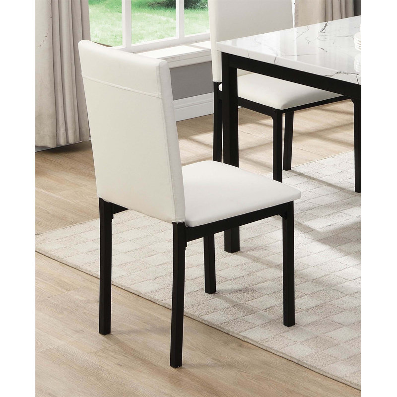 Ensemble de 4 chaises blanches rembourrées avec cadre en métal noir