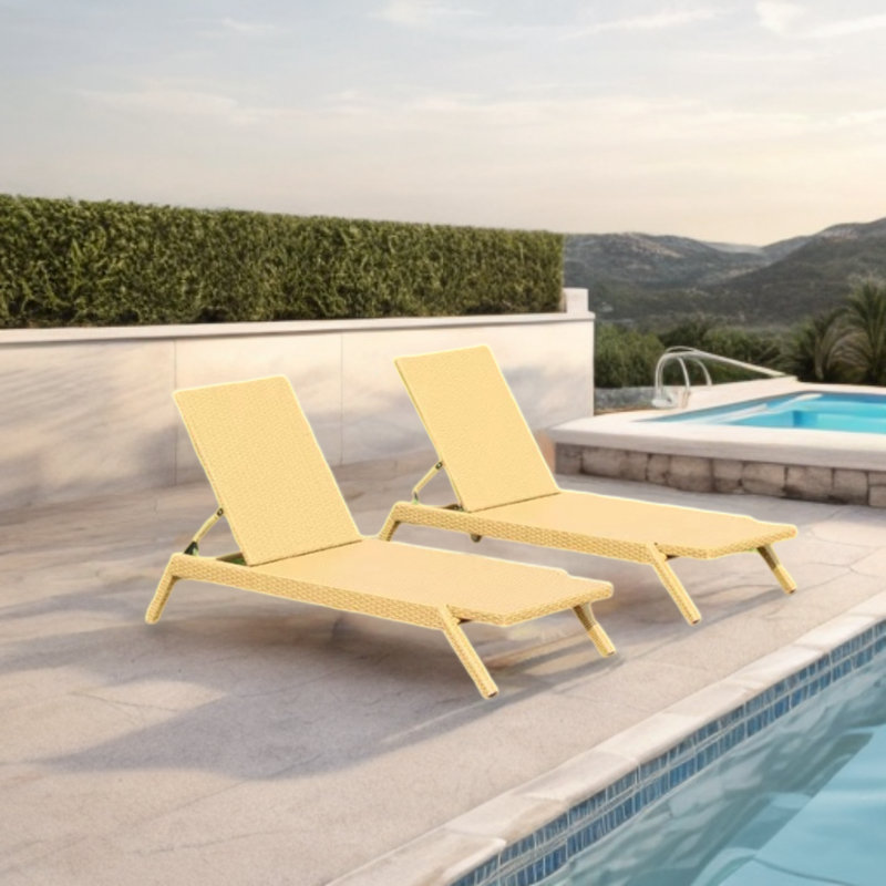 Chaises longues en rotin pour piscine extérieure