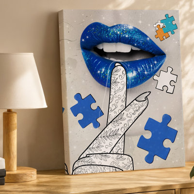 La toile crée une illustration numérique vibrante mettant en vedette une paire d'art mural audacieux aux lèvres scintillantes dans une teinte bleu foncé ornée d'art mural sur toile