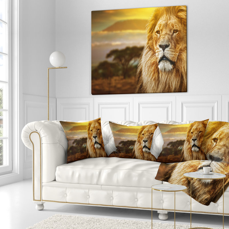 Lion et Mont Kilimandjaro - Coussin imprimé animal, 18 po x 18 po, Coussin décoratif