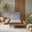 Chaise longue d'extérieur en bois avec coussin-133231178