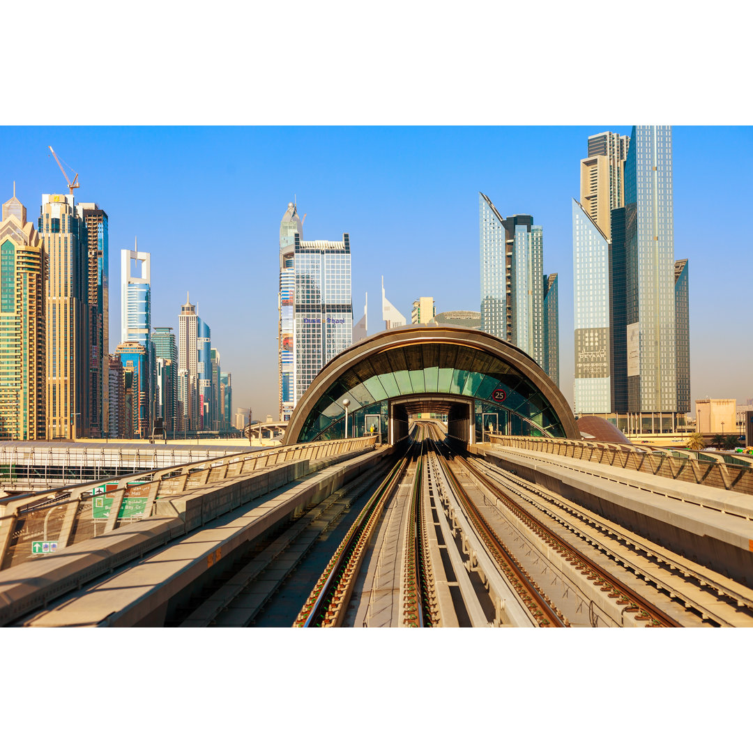 Dubais Metro mit Wolkenkratzern - Leinwandbild