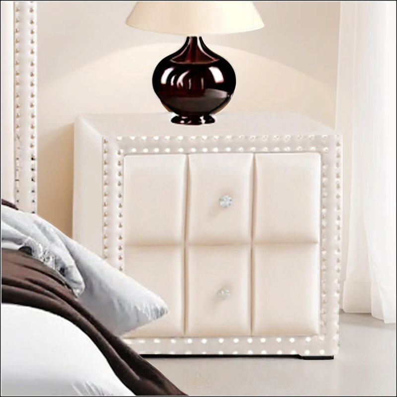 Table de chevet de style contemporain avec boutons en cristal, capitonnage à rainures verticales et garniture cloutée pour un rangement élégant dans la chambre à coucher