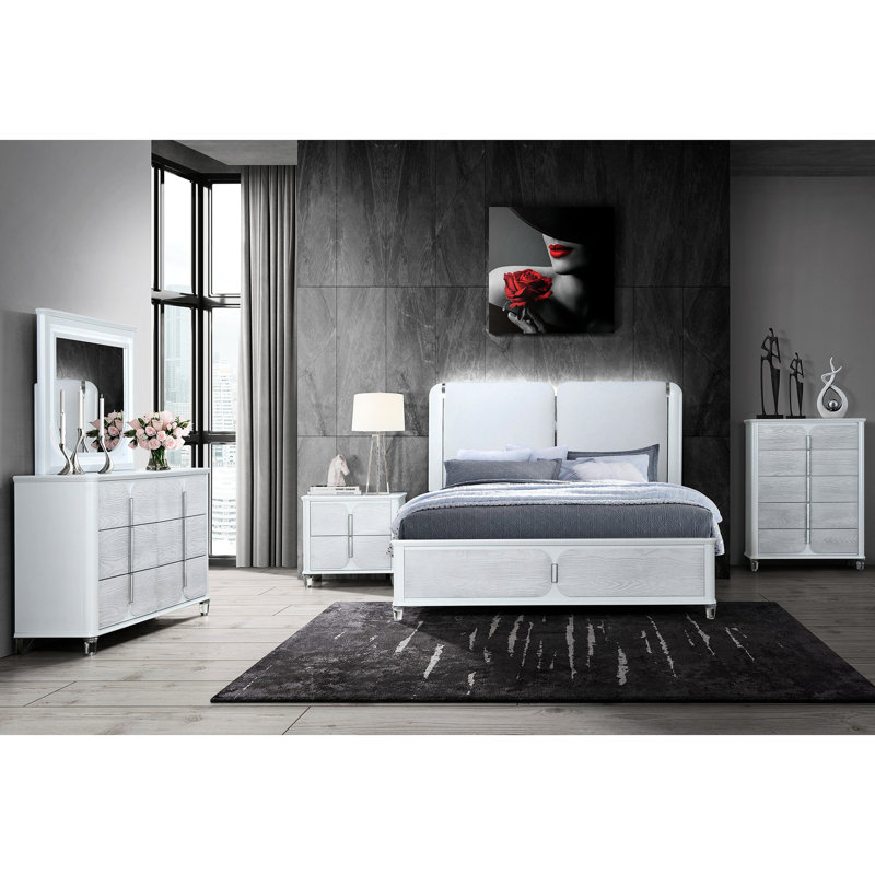 Lit très grand décoré à DEL avec tête de lit matelassée, pieds en acrylique, garniture argentée, revêtement gris et blanc avec revêtement à profil bas