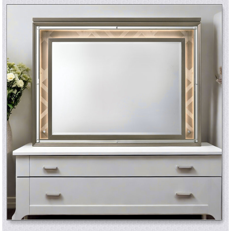 Miroir Skylar à DEL avec bord biseauté élégant et lumière tactile pour les espaces contemporains