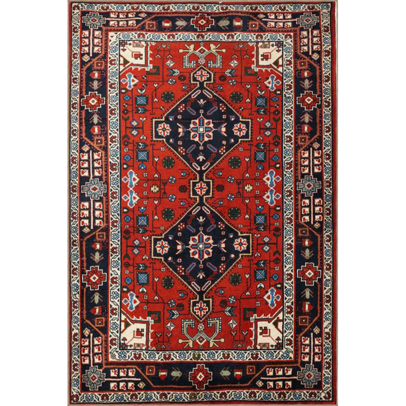 Base tissée moderne et tapis décoratif avec des motifs géométriques dans des tons rouges de Baklava