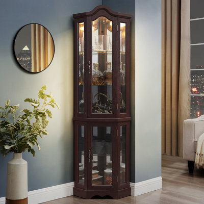 Élégante vitrine d'angle avec portes et tablettes en verre, idéale pour exposer des objets précieux dans le salon ou la chambre à coucher