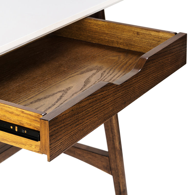 Bureau élégant avec piètement en noyer et plateau blanc pur, tablette inférieure de rangement, assemblage requis. Style moderne avec plateau en noyer, comprend une tablette pour un rangement supplémentaire.