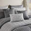 10 pièces d'édredon gris très luxueux avec confort toutes saisons, motif géométrique brodé et texture délicate, jupe de lit intemporelle