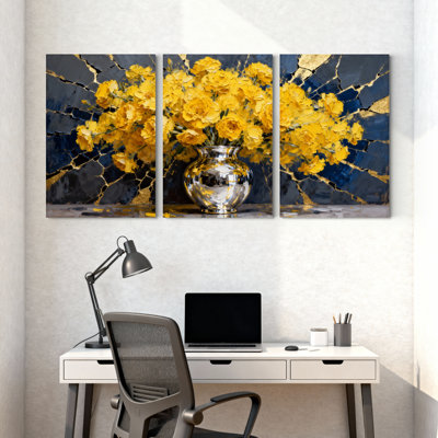Pivoine dorée dans un vase argenté sur fond foncé, ensemble de 3 impressions sur toile