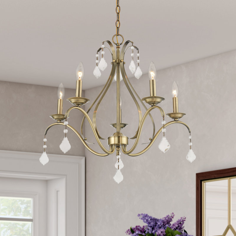 Lustre classique à 5 lumières de style bougie avec détails en cristal Maines, Laiton antique