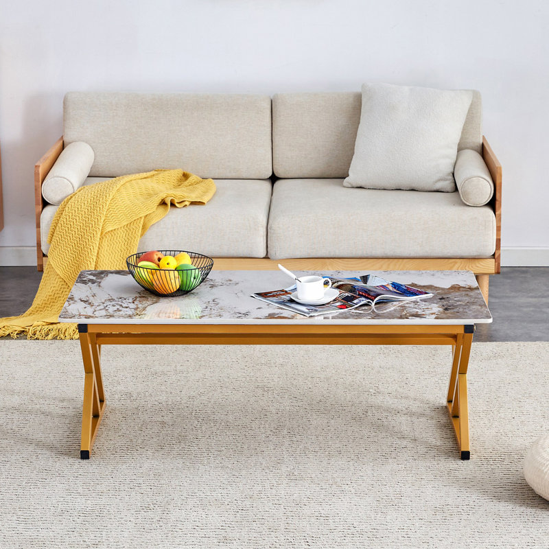 Table basse avec un motif de marbre naturel et lisse sur la surface, Doré