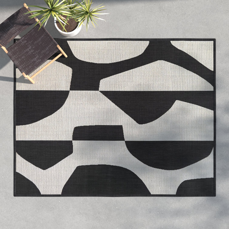 Emmie Abstract Machine Woven Polypropylene Indoor / Outdoor Use Area Rug in Black/White