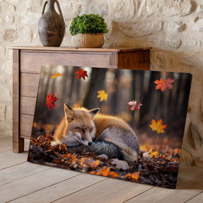 Toile, scène sereine d'automne mettant en vedette un renard endormi recroquevillé sur un lit de feuilles tombées entouré d'une toile tendue