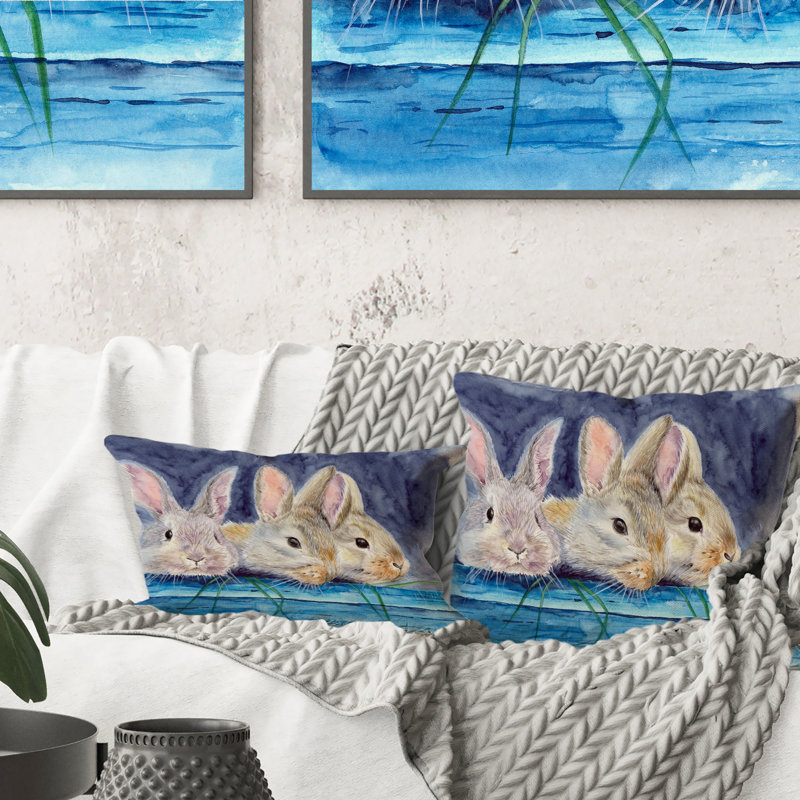 Trois lapins moelleux derrière une clôture en bois bleue I - Coussin décoratif imprimé traditionnel, 16 po x 16 po