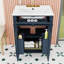 Meuble-lavabo de salle de bain avec lavabo en céramique, tablette réglable, tiroir basculant et portes à fermeture en douceur-699641780