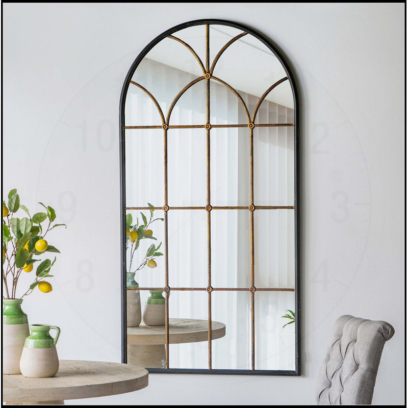 Élégant miroir arqué pleine longueur avec motif de vitre noir et doré, parfait pour les intérieurs modernes et élégants.