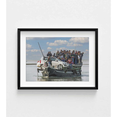 Ferry Crossing with Car and Passagers - documentaire, reproduction de photographie de voyage