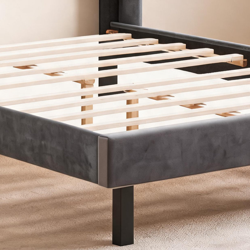 Le lit plateforme tapissier de style grand dispose d'une conception en forme d'aile avec des accents de velours gris foncé, un support en bois massif et un assemblage facile.
