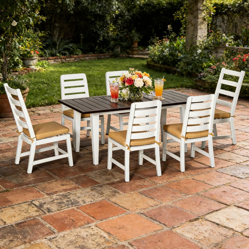Ensemble de salle à manger d'extérieur pour six personnes, idéal pour le jardin et une table de billard. Comprend un trou pour parasol de 4,3 cm (1,7 pouce), des coussins pour des assises confortables, une structure légère en aluminium, une finition rustique et une couleur beige café.