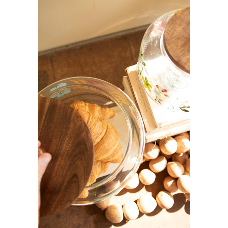 Ensemble de deux pots en verre sur pied avec couvercles et détails peints