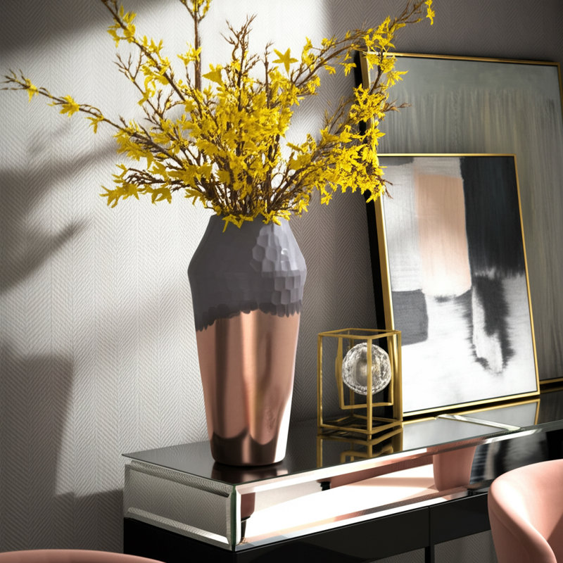 Vase en verre avec un design moderne glamour texturé, une touche sculpturale, un style contemporain élégant, des détails géométriques, une pièce décorative pour étagères ou décor de table dans des intérieurs transitionnels