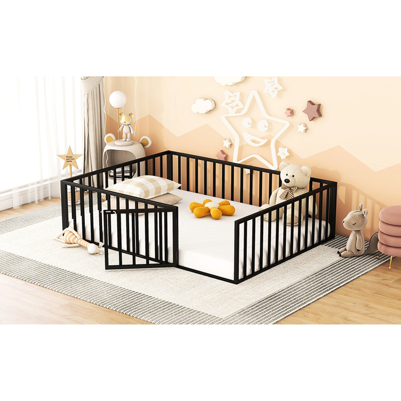 Grand lit de sol en métal noir - avec clôture et porte, ajoute du style au cadre de la chambre à coucher et à la porte pour une utilisation polyvalente