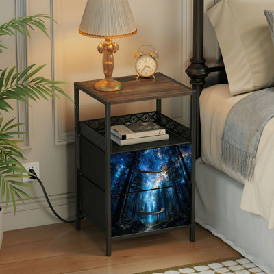 Table de chevet 2 tiroirs avec station de charge, table de chevet pour chambre avec ports USB et amp; Outlets, tablette ouverte noire, table de chevet avec impression de nébuleuse cosmique du ciel étoilé de la forêt magique