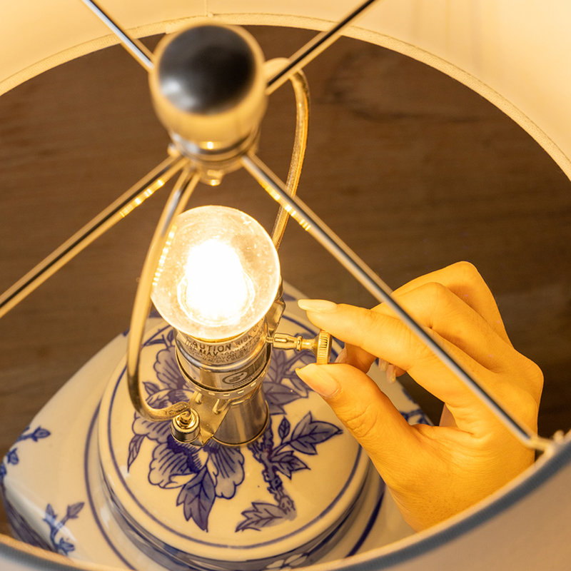 Lampe vase en céramique bleue et blanche